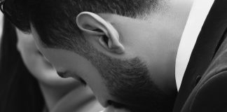 Beijar a mão sem consentimento pode ser agressão sexual, decide tribunal espanhol