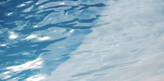Mulher morre na piscina de casa