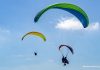 Dois jovens feridos em colisão de parapentes