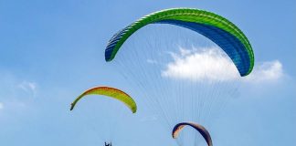 Dois jovens feridos em colisão de parapentes