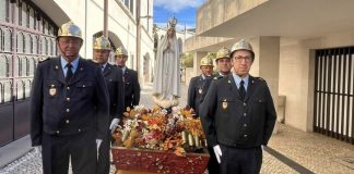Bombeiros de Castelo de Paiva transportam andor de Nossa Senhora de Fátima