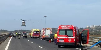 Helicóptero do INEM aterra na Ponte Salgueiro Maia após colisão com quatro feridos